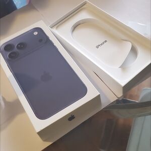 Apple iPhone - Dark Blue 17 Pro Max Box